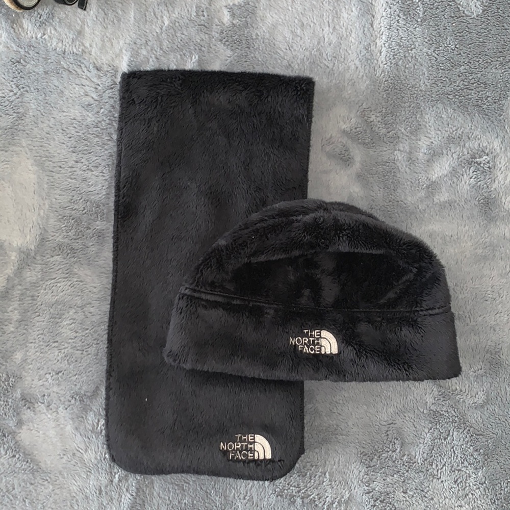 Youth north face scarf and beanie - black